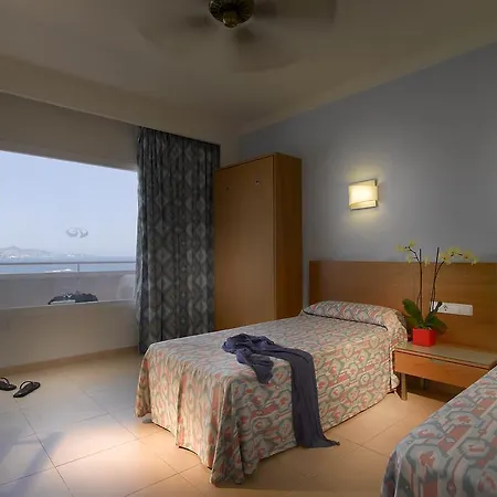 Grand Palladium White Island &
